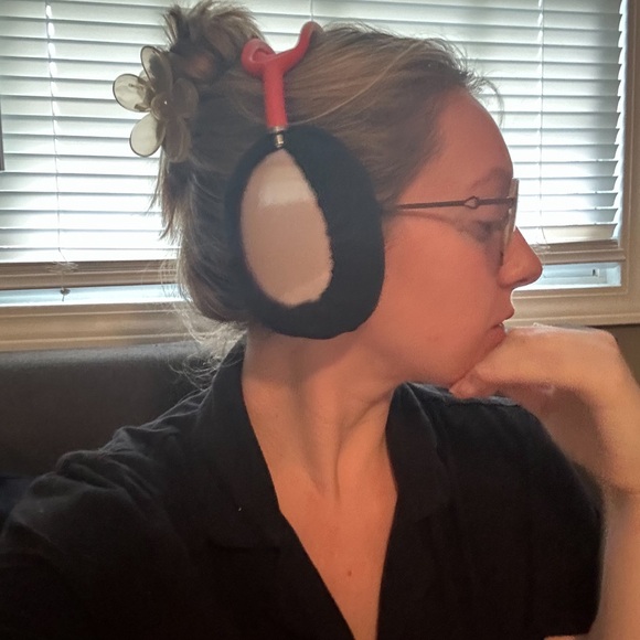 AirPod maxes pink. - Picture 2 of 2